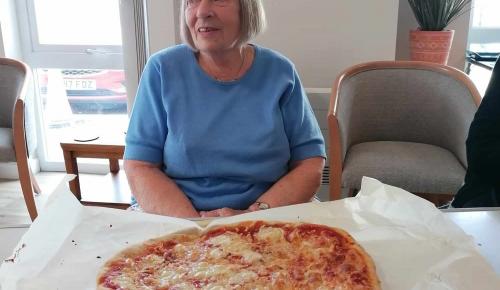 Brakendon Close tenant with pizza made during a baking lesson